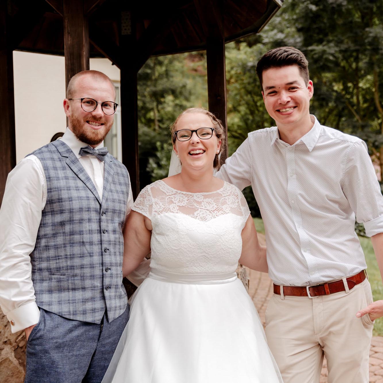 Daniel Li mit einem Brautpaar in Osterode am Harz