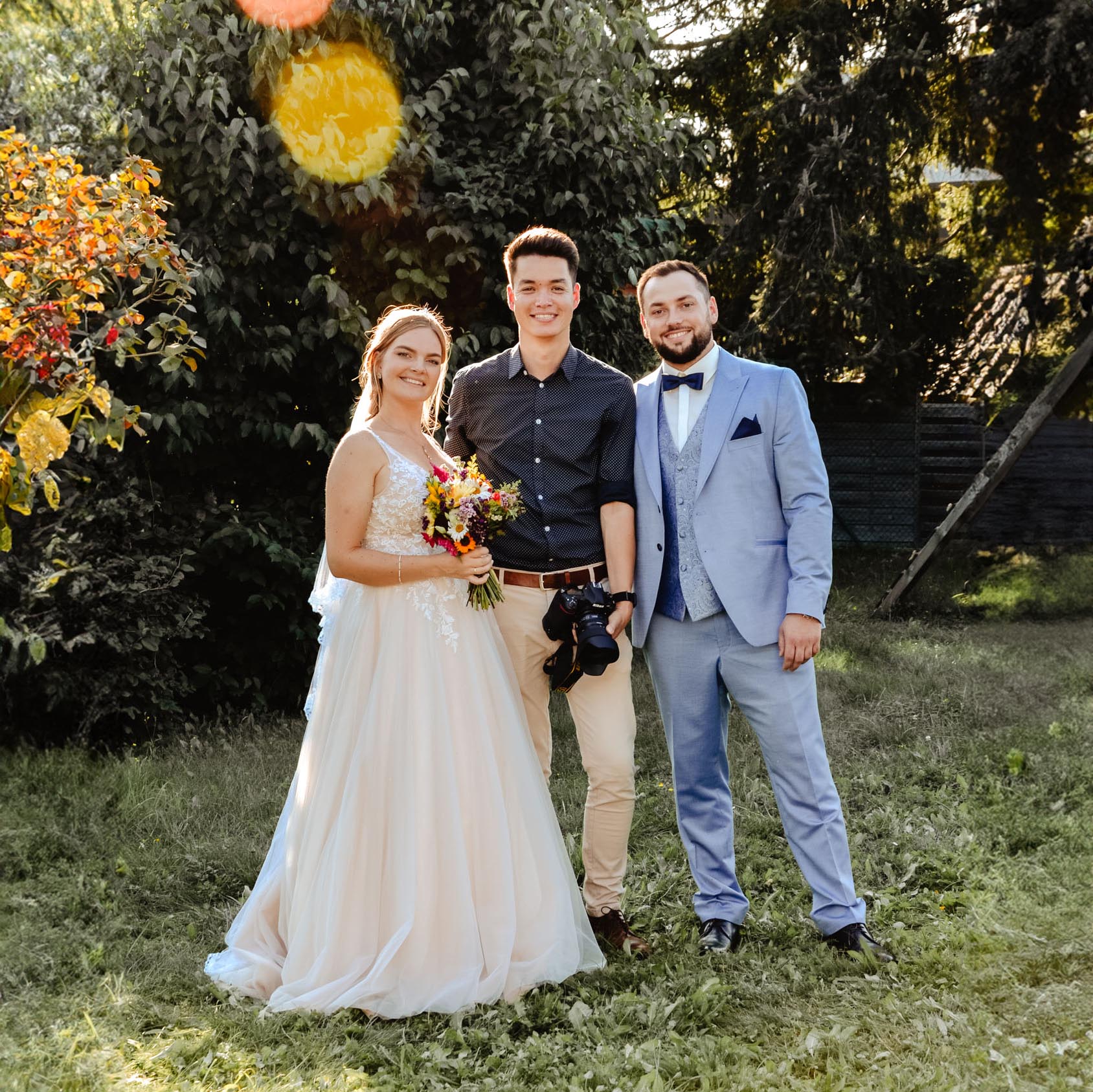 Daniel Li mit einem Brautpaar in Goslar